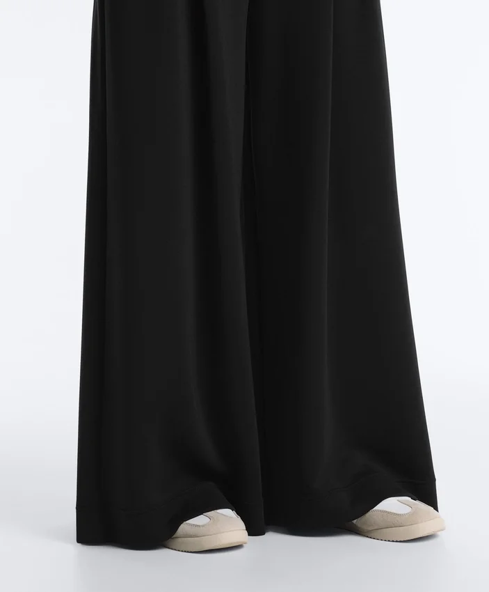 Pantalon long à jambes larges en modal Soft Touch et à plis Pantalon long à jambes larges en modal Soft Touch et à plis