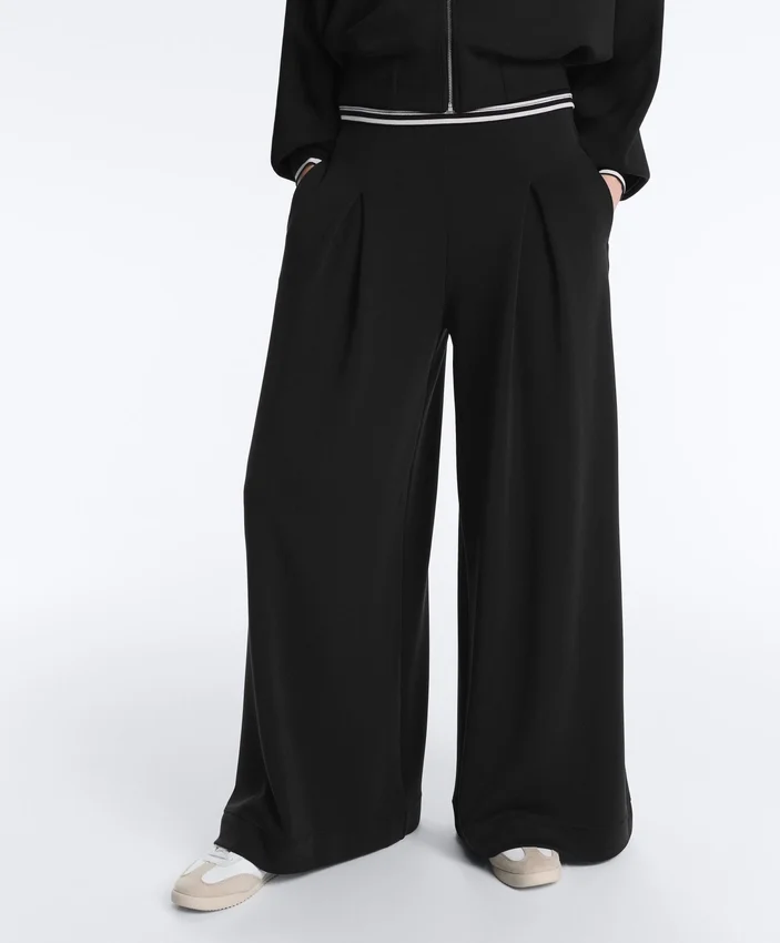 Pantalon long à jambes larges en modal Soft Touch et à plis Pantalon long à jambes larges en modal Soft Touch et à plis