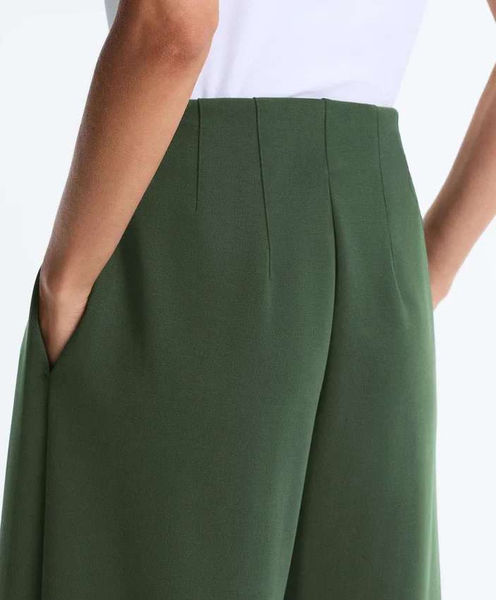 Pantalon taille haute en sergé à jambes larges et plis Pantalon taille haute en sergé à jambes larges et plis