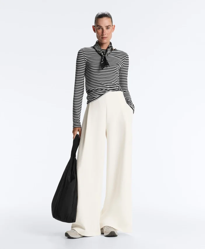 Pantalon taille haute en sergé à jambes larges et plis Pantalon taille haute en sergé à jambes larges et plis