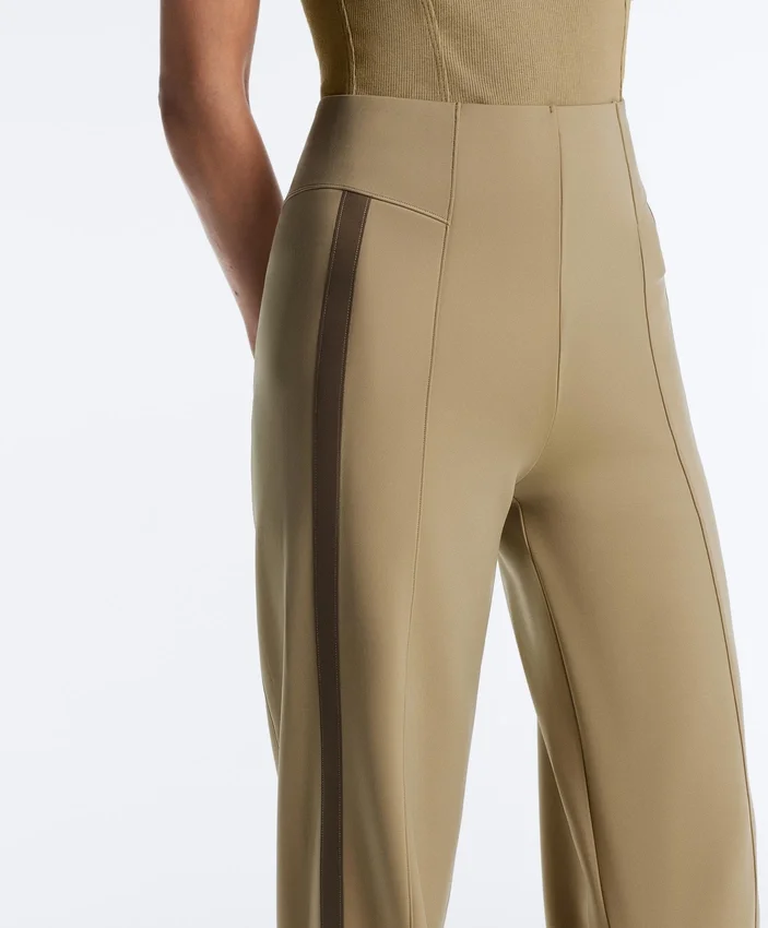 Pantalon à taille haute et coupe droite effet néoprène avec passepoil Pantalon à taille haute et coupe droite effet néoprène avec passepoil