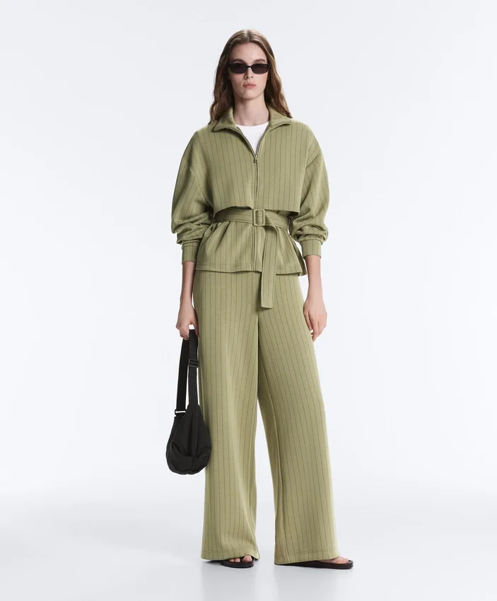 Pantalon taille haute à jambes larges et rayures fines, au toucher Soft Touch Pantalon taille haute à jambes larges et rayures fines, au toucher Soft Touch