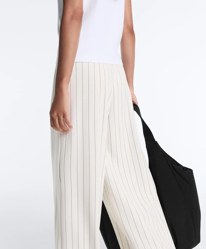 Pantalon taille haute à jambes larges et rayures fines, au toucher Soft Touch Pantalon taille haute à jambes larges et rayures fines, au toucher Soft Touch