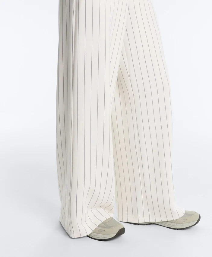 Pantalon taille haute à jambes larges et rayures fines, au toucher Soft Touch Pantalon taille haute à jambes larges et rayures fines, au toucher Soft Touch