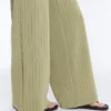 Pantalon taille haute à jambes larges et rayures fines, au toucher Soft Touch Pantalon taille haute à jambes larges et rayures fines, au toucher Soft Touch