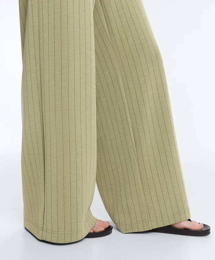 Pantalon taille haute à jambes larges et rayures fines, au toucher Soft Touch Pantalon taille haute à jambes larges et rayures fines, au toucher Soft Touch