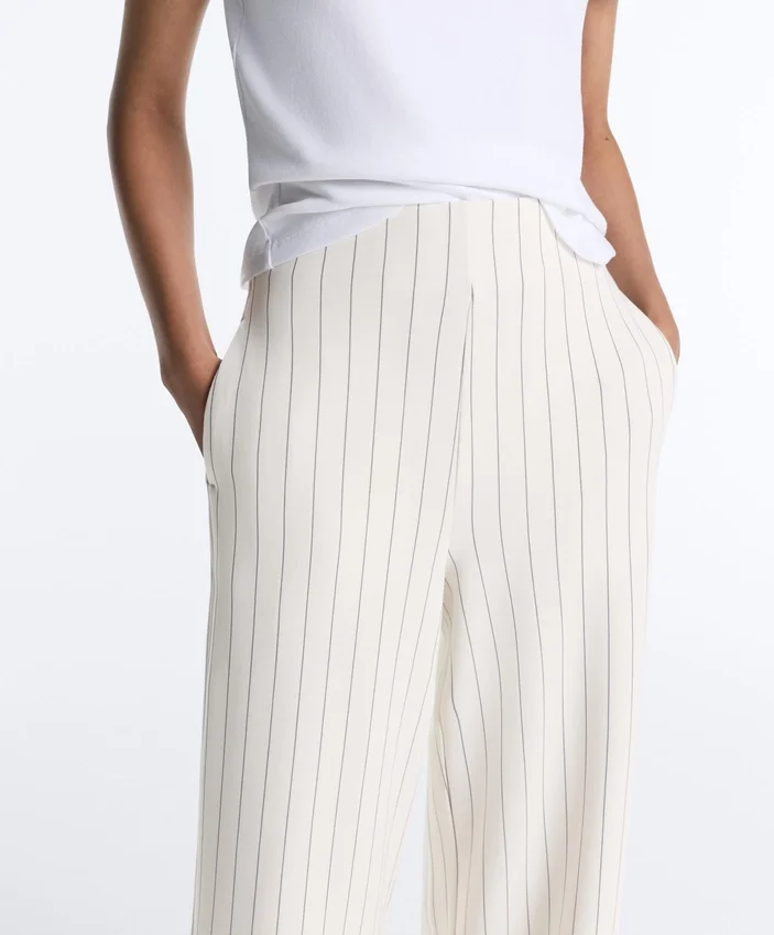 Pantalon taille haute à jambes larges et rayures fines, au toucher Soft Touch Pantalon taille haute à jambes larges et rayures fines, au toucher Soft Touch