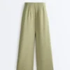 Pantalon taille haute à jambes larges et rayures fines, au toucher Soft Touch Pantalon taille haute à jambes larges et rayures fines, au toucher Soft Touch