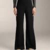 Pantalon évasé à taille très haute en modal brossé Pantalon évasé à taille très haute en modal brossé