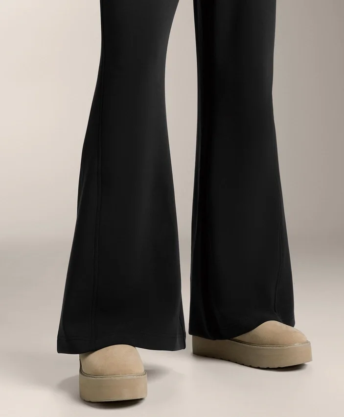 Pantalon évasé à taille très haute en modal brossé Pantalon évasé à taille très haute en modal brossé