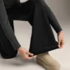 Pantalon évasé à taille très haute en modal brossé Pantalon évasé à taille très haute en modal brossé