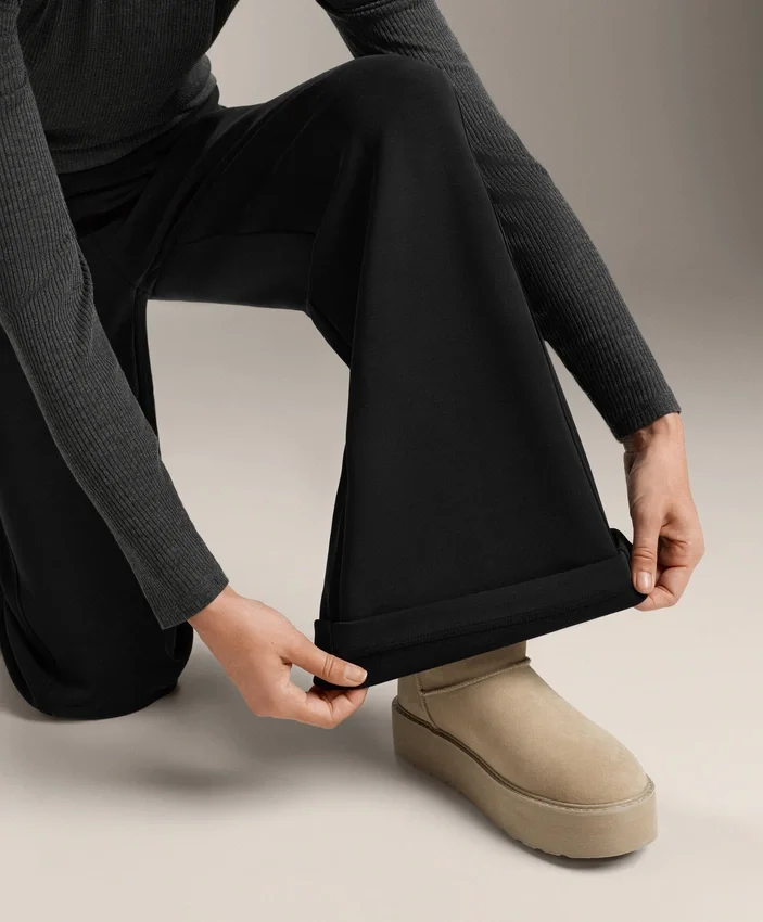 Pantalon évasé à taille très haute en modal brossé Pantalon évasé à taille très haute en modal brossé