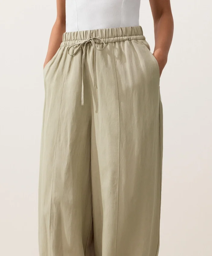 Pantalons bouffants en mélange de lyocell et 24 % de lin avec coutures Pantalons bouffants en mélange de lyocell et 24 % de lin avec coutures