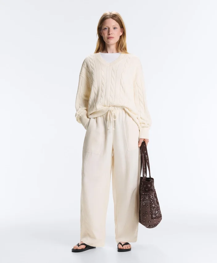 Pull à col en V en maille torsadée 100 % coton Pull à col en V en maille torsadée 100 % coton