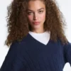 Pull à col en V en maille torsadée 100 % coton Pull à col en V en maille torsadée 100 % coton