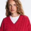 Pull à col en V en maille torsadée 100 % coton Pull à col en V en maille torsadée 100 % coton