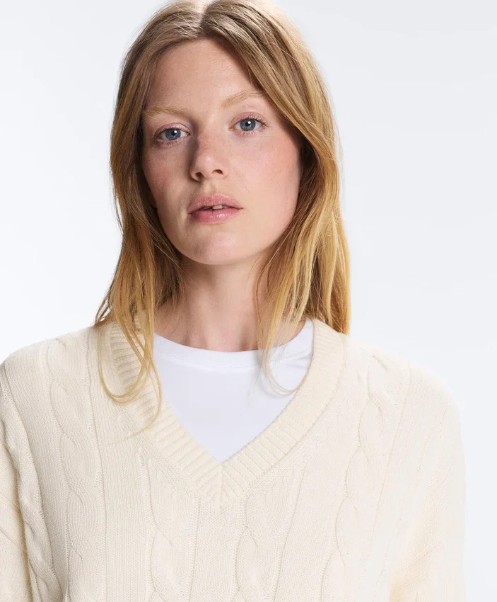 Pull à col en V en maille torsadée 100 % coton Pull à col en V en maille torsadée 100 % coton