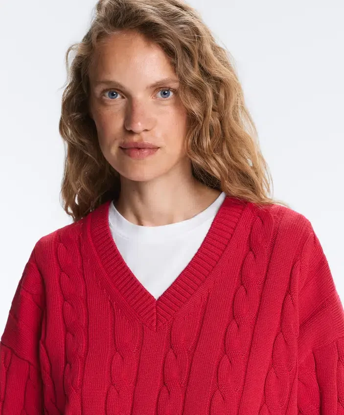 Pull à col en V en maille torsadée 100 % coton Pull à col en V en maille torsadée 100 % coton
