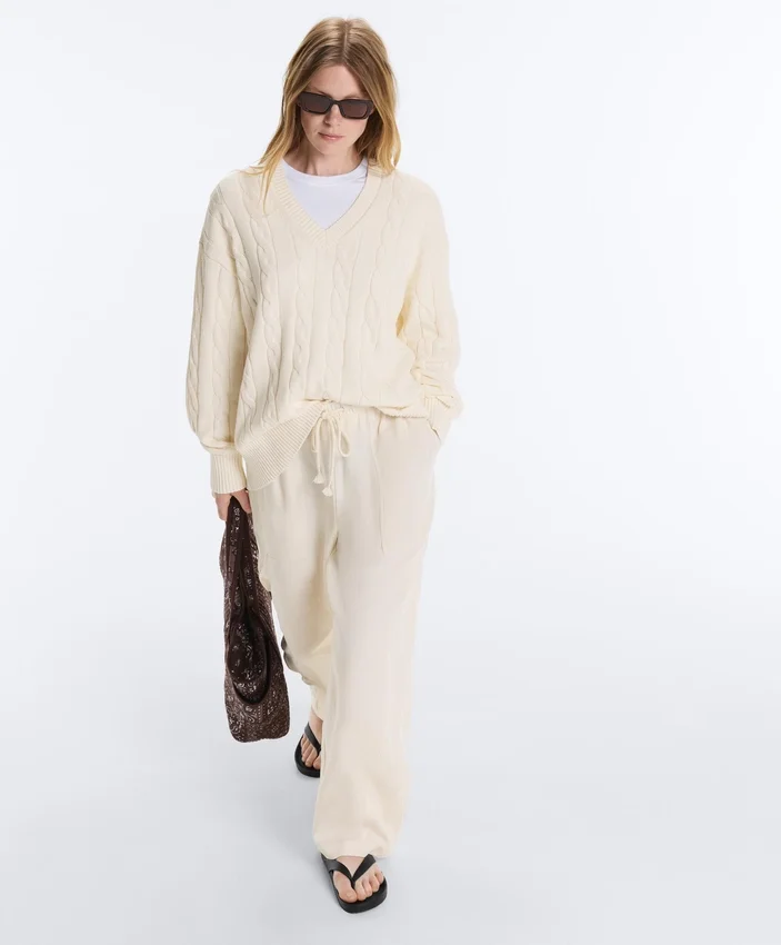 Pull à col en V en maille torsadée 100 % coton Pull à col en V en maille torsadée 100 % coton