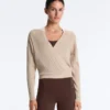 Pull en maille côtelée croisée