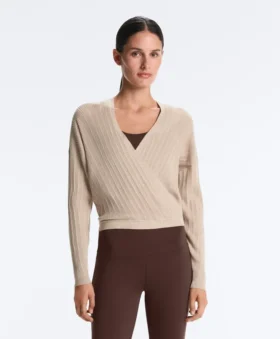 Pull en maille côtelée croisée