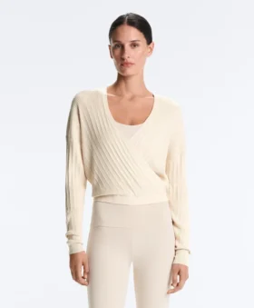 Pull en maille côtelée croisée