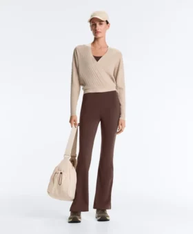 Pull en maille côtelée croisée