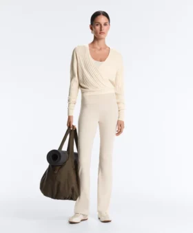 Pull en maille côtelée croisée