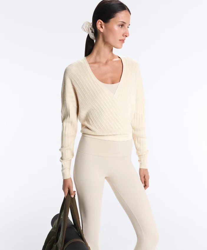 Pull en maille côtelée croisée Pull en maille côtelée croisée