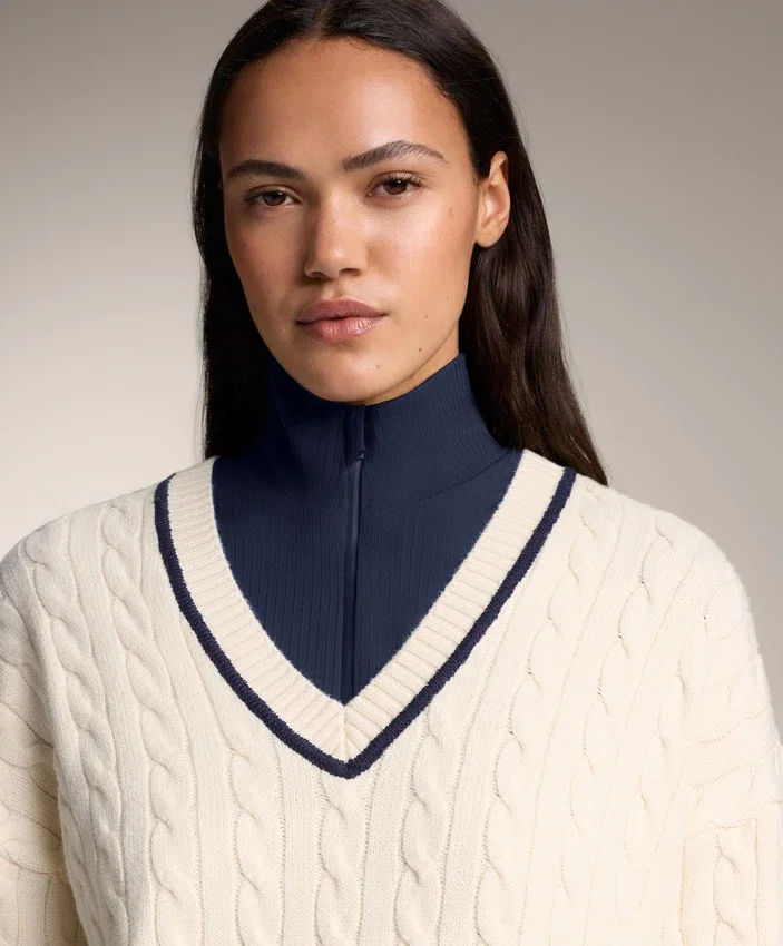 Pull en maille à mini-torsades et col en V Pull en maille à mini-torsades et col en V