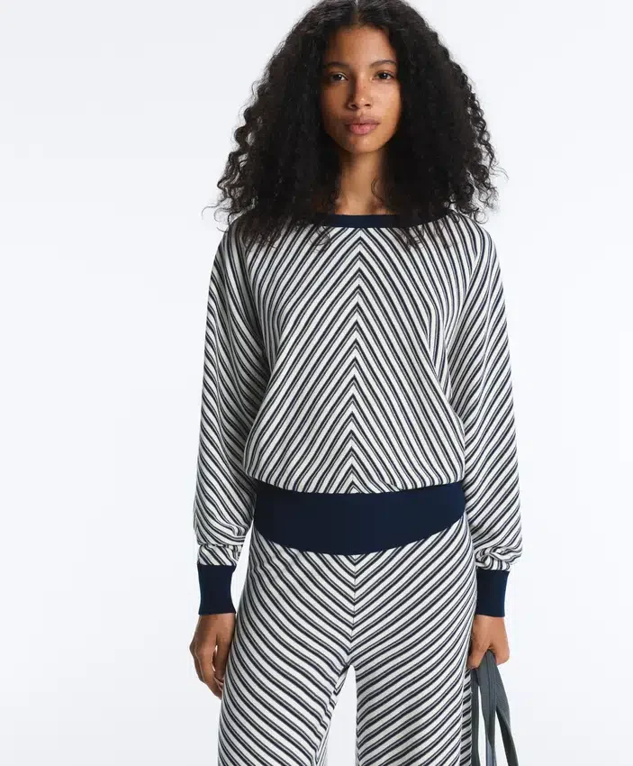 Pull en maille à rayures diagonales Pull en maille à rayures diagonales