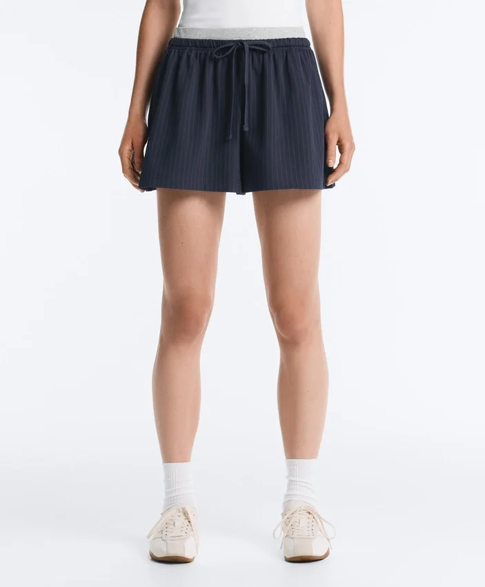 Shorts en piqué de coton à fines rayures Shorts en piqué de coton à fines rayures