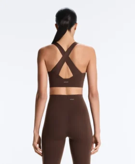 Soutien-gorge croisé dans le dos, maintien moyen et toucher léger