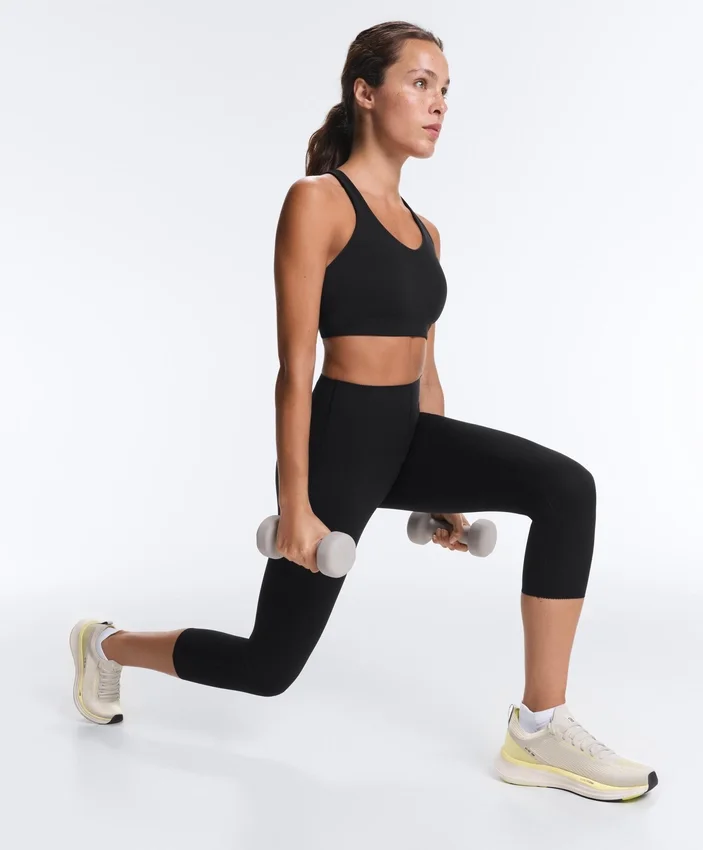 Soutien-gorge de sport compressif à dos croisé offrant un maintien ferme Soutien-gorge de sport compressif à dos croisé offrant un maintien ferme