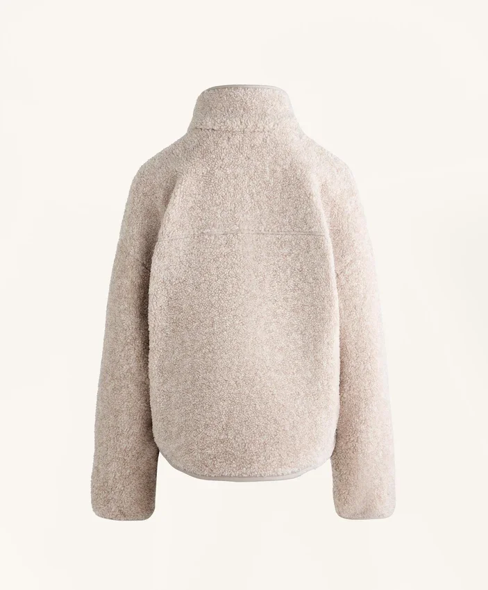 Sweat-shirt en imitation peaux lainées avec poche avant Sweat-shirt en imitation peaux lainées avec poche avant