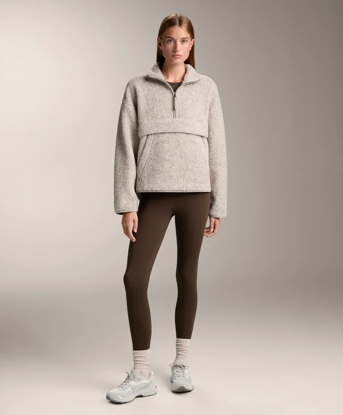 Sweat-shirt en imitation peaux lainées avec poche avant Sweat-shirt en imitation peaux lainées avec poche avant