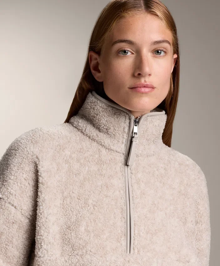Sweat-shirt en imitation peaux lainées avec poche avant Sweat-shirt en imitation peaux lainées avec poche avant