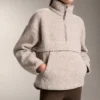 Sweat-shirt en imitation peaux lainées avec poche avant Sweat-shirt en imitation peaux lainées avec poche avant