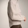 Sweat-shirt en imitation peaux lainées avec poche avant Sweat-shirt en imitation peaux lainées avec poche avant