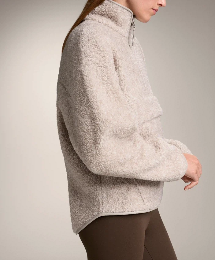 Sweat-shirt en imitation peaux lainées avec poche avant Sweat-shirt en imitation peaux lainées avec poche avant