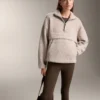 Sweat-shirt en imitation peaux lainées avec poche avant Sweat-shirt en imitation peaux lainées avec poche avant