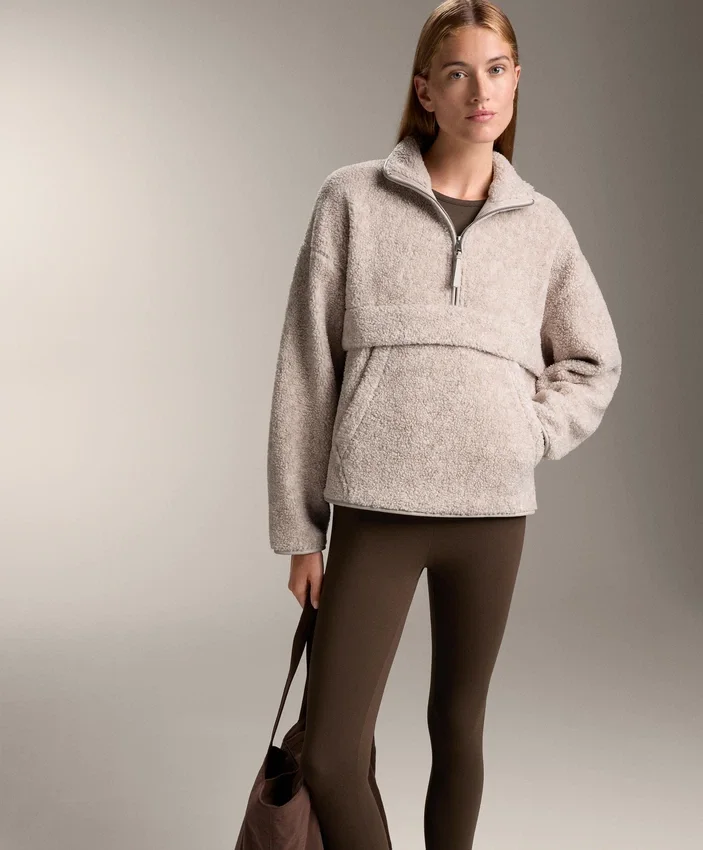 Sweat-shirt en imitation peaux lainées avec poche avant Sweat-shirt en imitation peaux lainées avec poche avant