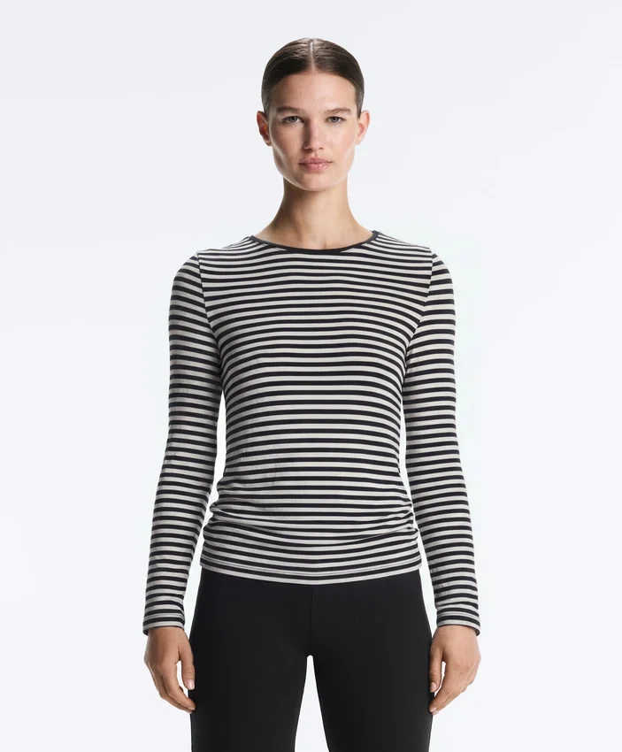 T-shirt ajusté à manches longues rayé T-shirt ajusté à manches longues rayé