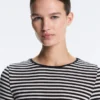 T-shirt ajusté à manches longues rayé T-shirt ajusté à manches longues rayé
