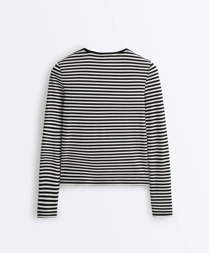 T-shirt ajusté à manches longues rayé T-shirt ajusté à manches longues rayé