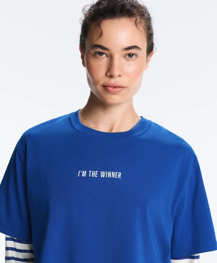 T-shirt court et carré en mélange de coton avec slogan T-shirt court et carré en mélange de coton avec slogan