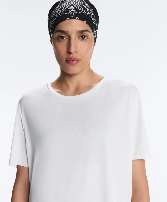 T-shirt à manches courtes en mélange de modal avec ourlet arrondi dans le dos T-shirt à manches courtes en mélange de modal avec ourlet arrondi dans le dos