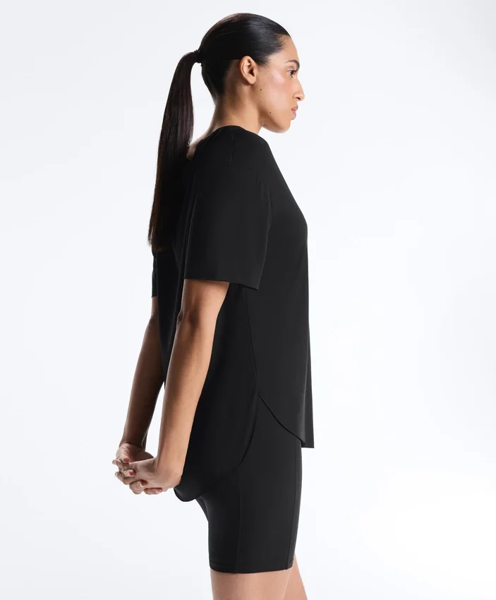 T-shirt à manches courtes en mélange de modal avec ourlet arrondi dans le dos T-shirt à manches courtes en mélange de modal avec ourlet arrondi dans le dos