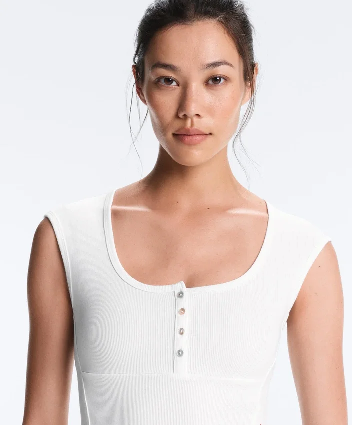 T-shirt sans manches en jersey côtelé avec boutons en coton et modal T-shirt sans manches en jersey côtelé avec boutons en coton et modal