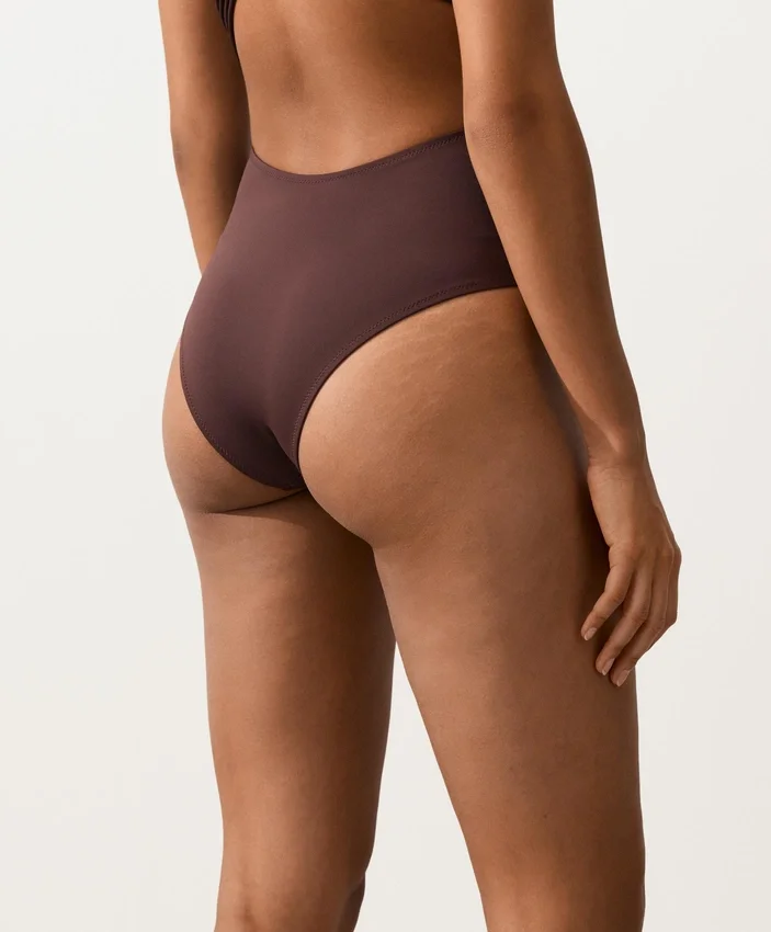 Trikinis à bretelles asymétriques Trikinis à bretelles asymétriques